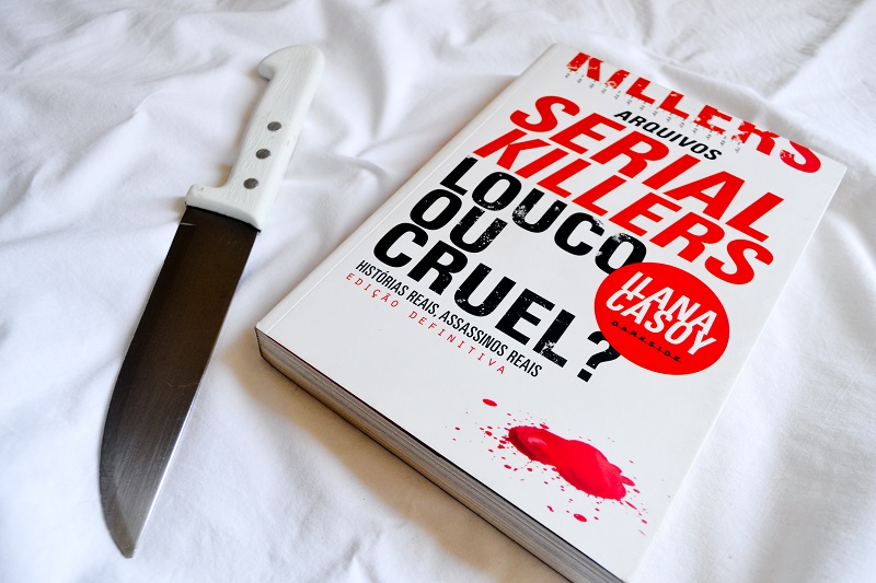 Resenha do livro Serial Killers - Louco ou Cruel?, publicada no blog GatoQueFlutua