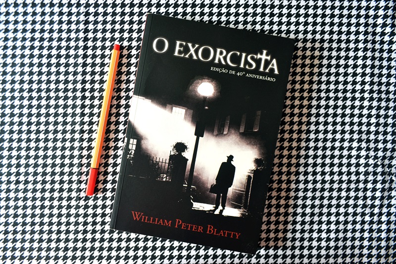 Resenha do livro O Exorcista, publicada no blog Gato que Flutua, por Debb Cabral