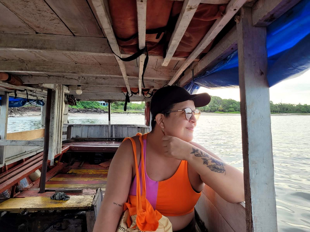 Debb Cabral em um barco na travessia de Soure para Salvaterra na Ilha do Marajó.